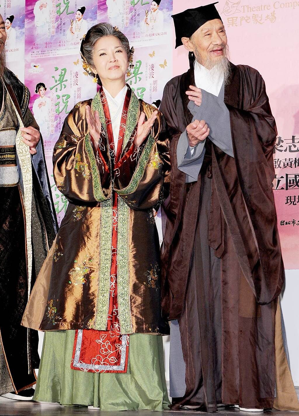 常楓〈右〉與李璇2009年參加經典名劇《梁祝》舞台劇演出。（圖／中時資料照片）
