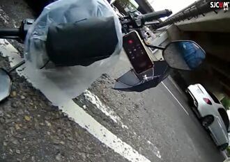 正妹騎車自摔 怪警察設三角錐「很危險」 網見影片秒回2字認證