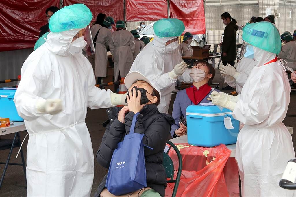 全世界剩台灣能壓下疫情，醫師認為若台灣放棄2防疫手段，疫情恐在2周爆掉。圖為民眾接受採檢的畫面。（本報系資料照）