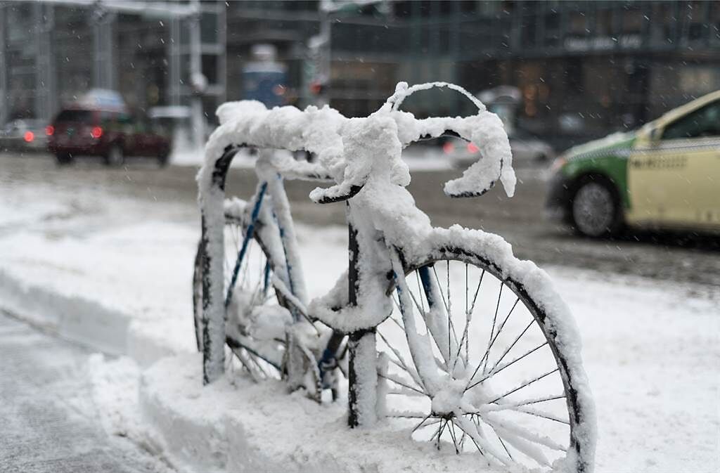 日本北海道一名網友發現，路邊一排腳踏車被雪覆蓋，導致置物籃積了厚厚的雪，看起來宛如剉冰。(示意圖/達志影像)