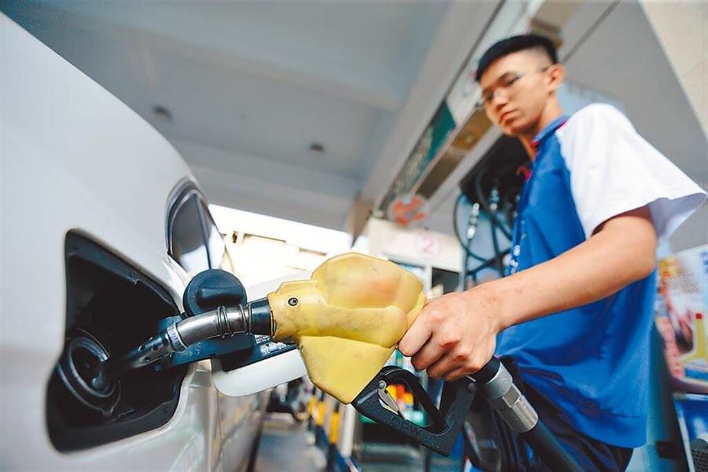 油價又要大漲了！由於國際原油飆高，下周國內汽柴油價恐一次調高1.2與1.3元，加油站零售價料創下今年新高。(資料照)