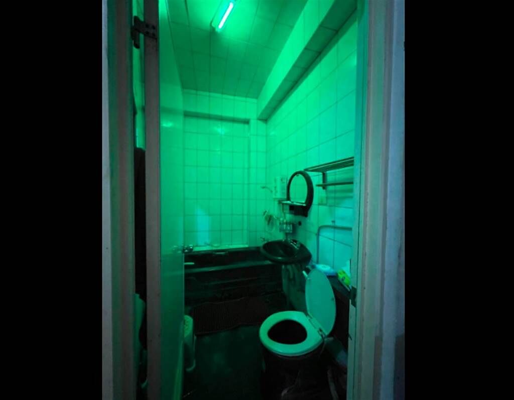 有網友分享，他朋友阿嬤家的廁所用的是綠色燈泡，讓人覺得相當詭異。(圖／翻攝自臉書 爆廢公社二館) 