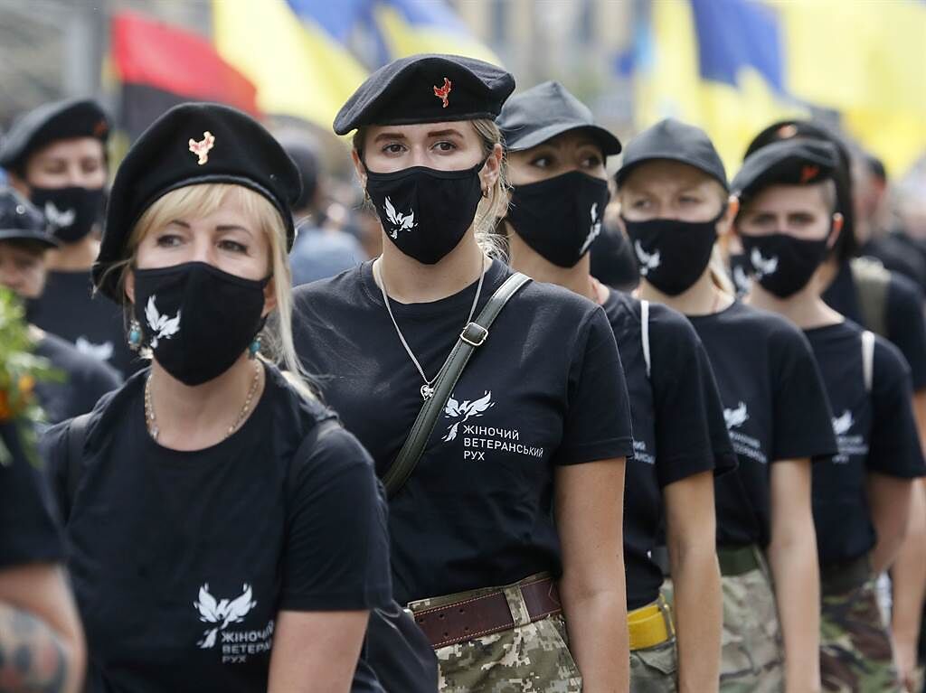 隨著俄羅斯的威脅日益加劇，烏克蘭考量國內軍備不足，因此擴大招募許多年輕女性投身軍事預備役計畫。(圖/美聯社) 