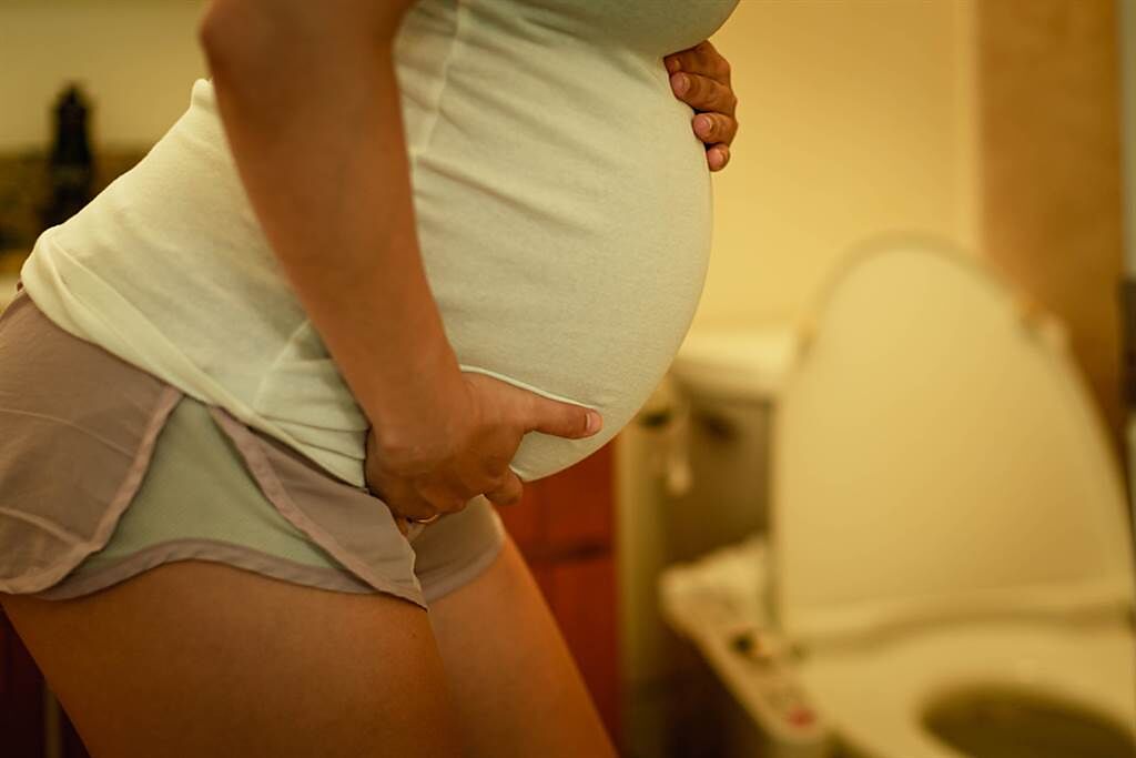 新竹國泰醫院婦產部主治醫師張瑜芹分享，曾有一名孕婦腹痛3天且有噁心嘔吐症狀，剖腹後才發現是得了急性闌尾炎。（示意圖／Shutterstock）