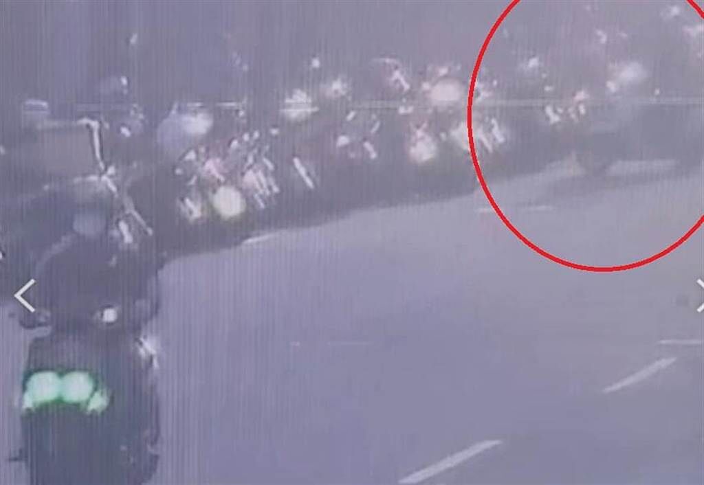 監視器拍下女大生停車（紅圈處）時，誤催油門暴衝的畫面。（翻攝照片／石秀華高雄傳真）