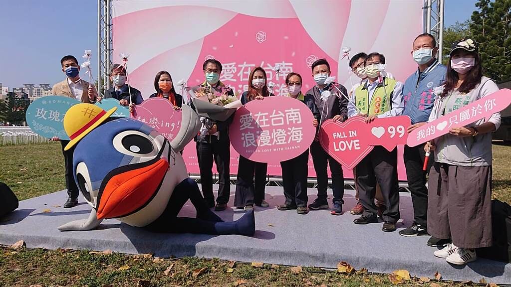 台南市長黃偉哲（左四）參加西拉雅廣場白玫瑰燈海宣傳會。（程炳璋攝）