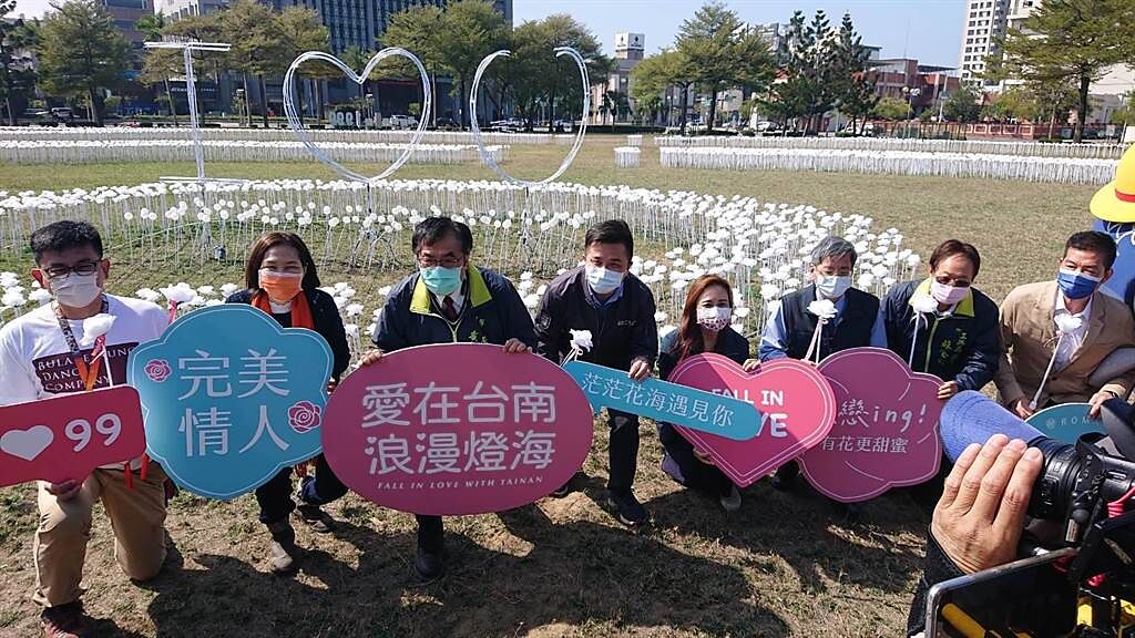 台南市長黃偉哲（左三）出席西拉雅的白玫瑰花燈宣傳會，燈區中間有「IOU」的主燈。（程炳璋攝）