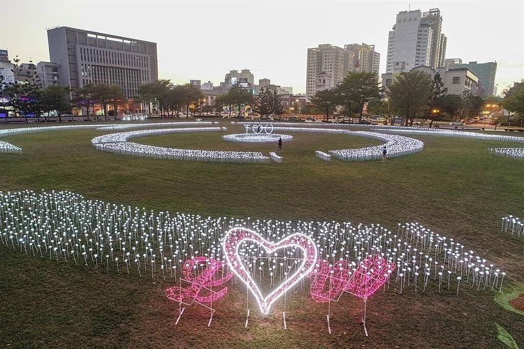 台南市政府在安平區西拉雅廣場打造白玫瑰花燈海，空拍機拍攝全區就是一朵玫瑰花造型。（台南市政府提供／程炳璋台南傳真）