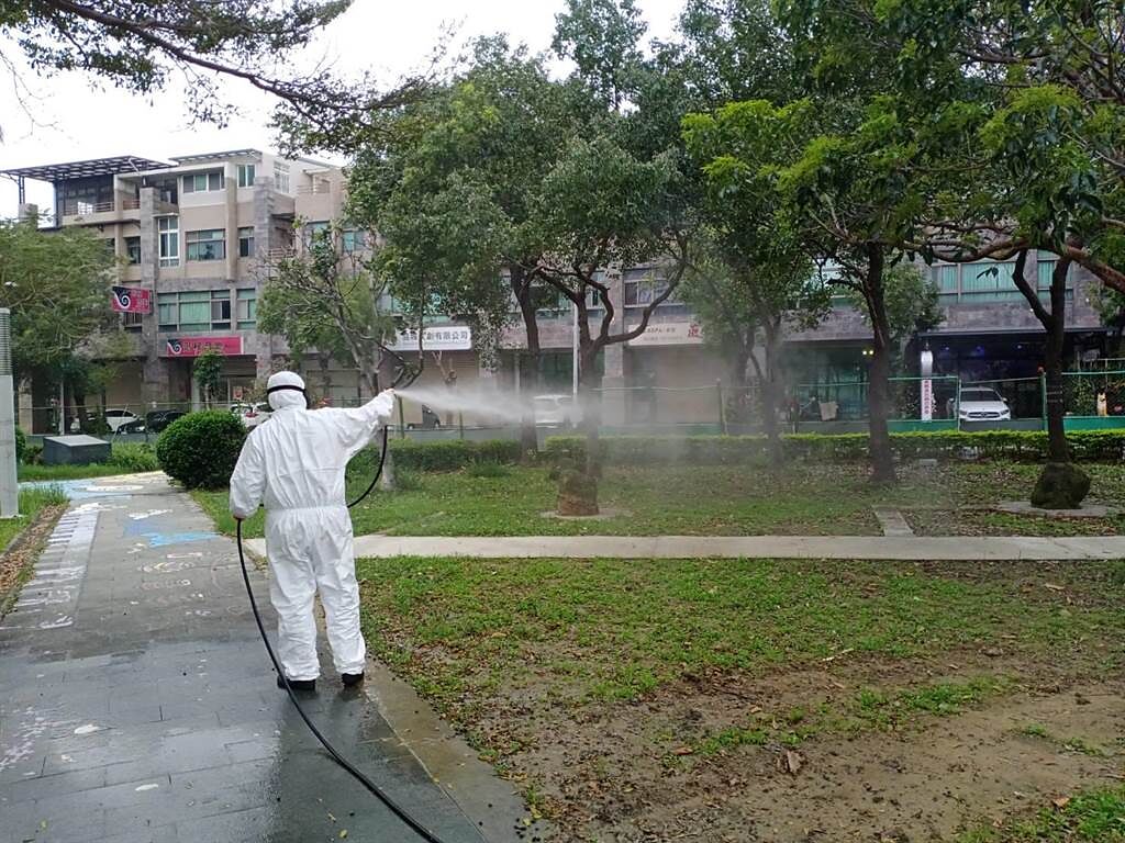 竹南鎮公所清潔隊已緊急在扶輪公園等場所清消。（苗栗縣政府提供／謝明俊苗栗傳真）