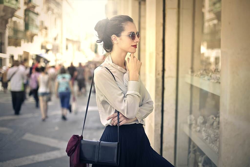 有網友表示，她常看路上漂亮女生都背小包包，但小包包根本連水壺都裝不下，讓她好奇「漂亮女生是不是都不喝水？」。(示意圖／Shutterstock)
