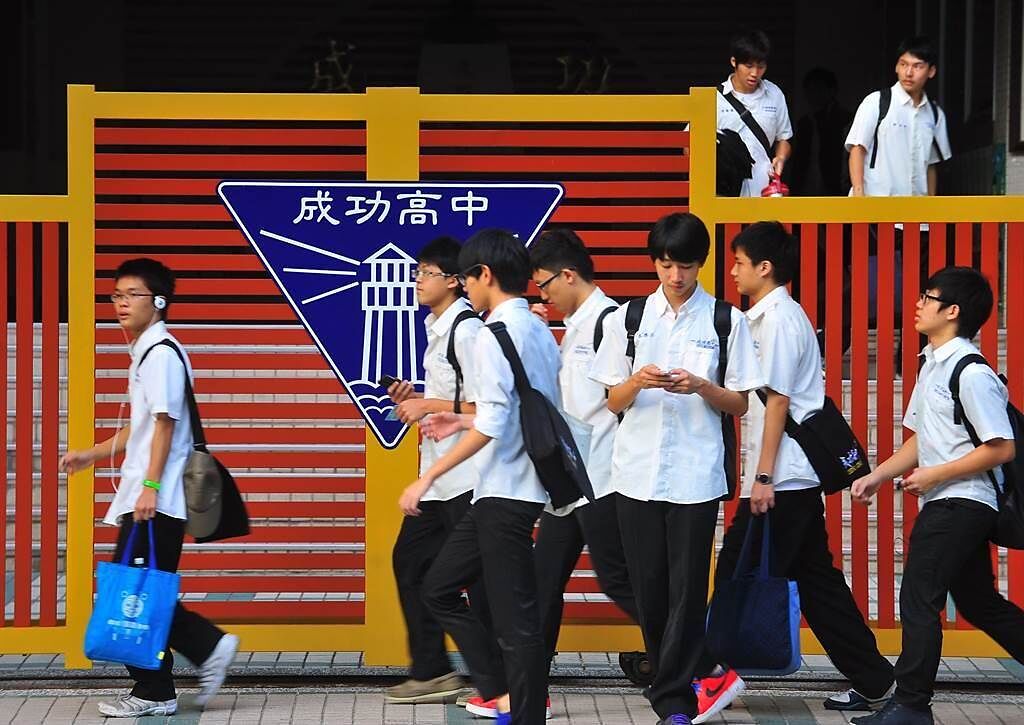 台北市成功高中在本學期校務會議中，則通過「取消強制早自習，每天8點10分前到校即可」以及「廢除朝會」，本學期開學首日就開始實施。（本報資料照片）