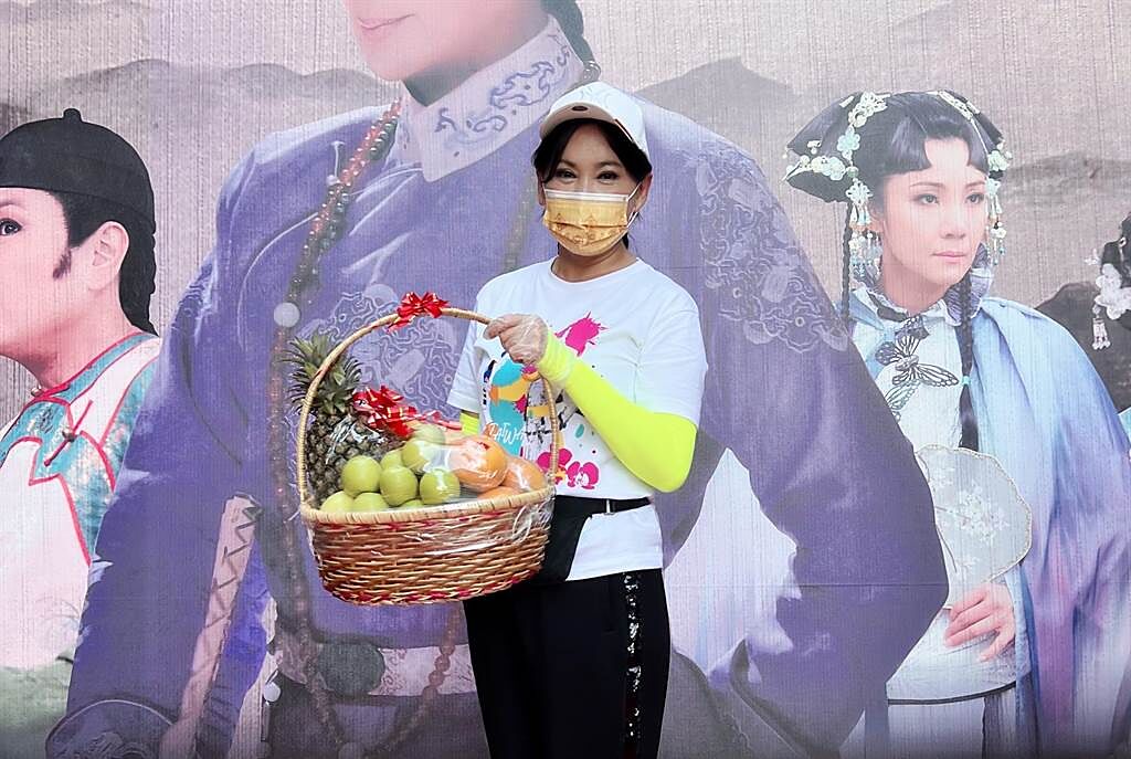 陳亞蘭收到熱情粉絲送的高雄特產水果籃。（欣湉國際提供）