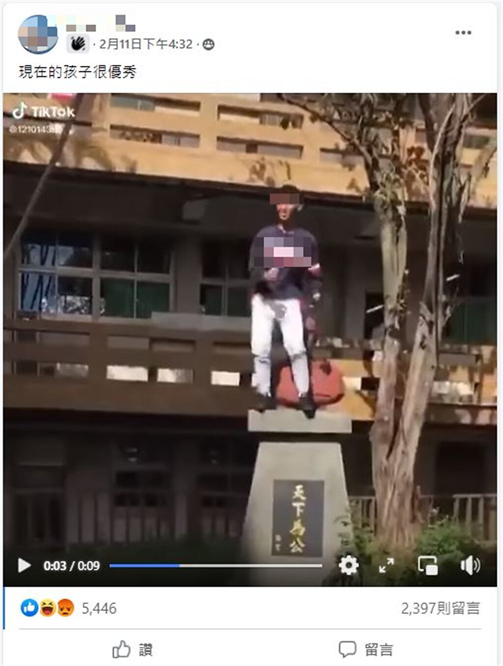 一名高中生在國父銅像嗨跳抖音舞。（圖/翻攝自爆料公社二社）