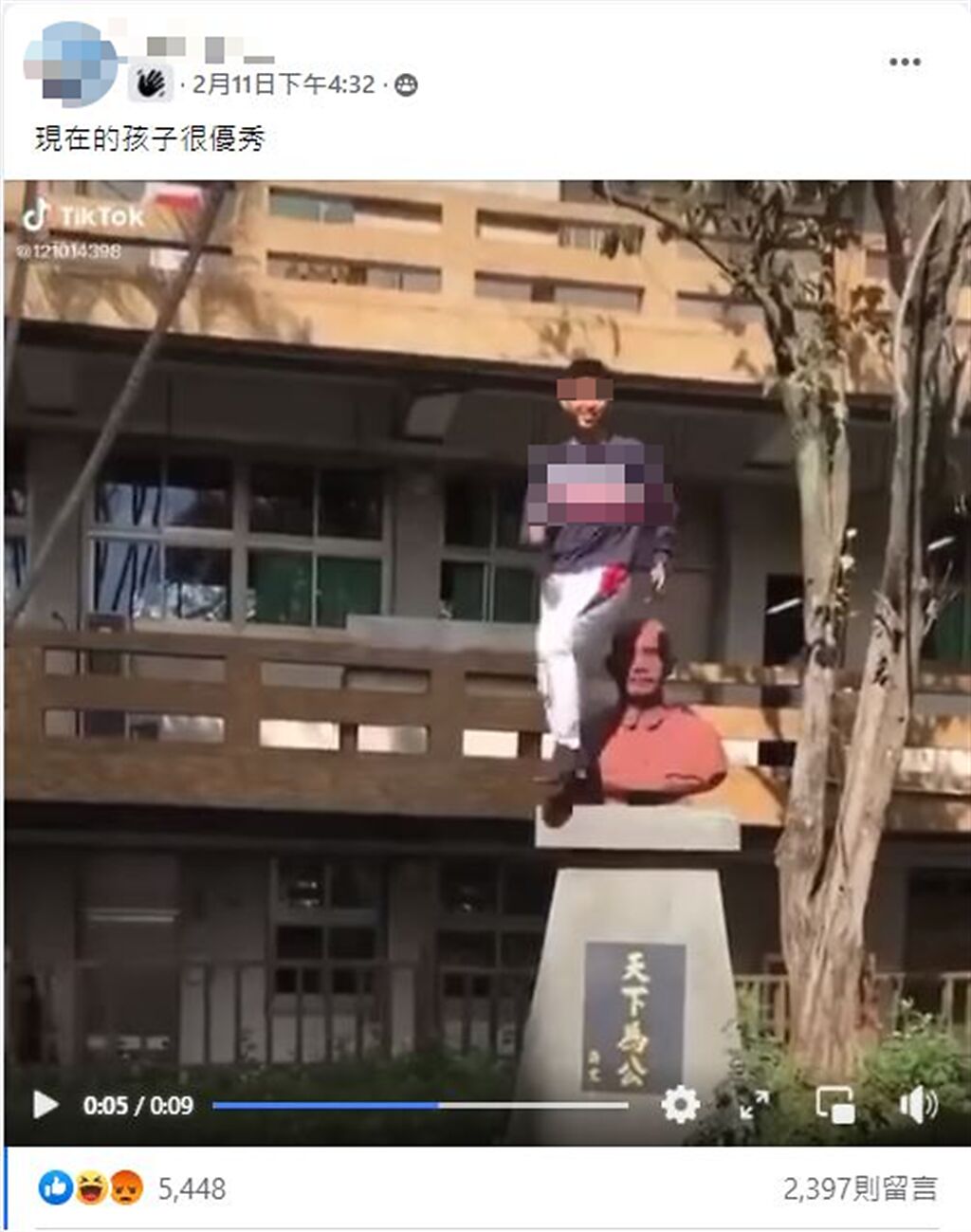一名高中生在國父銅像嗨跳抖音舞。（圖/翻攝自爆料公社二社）