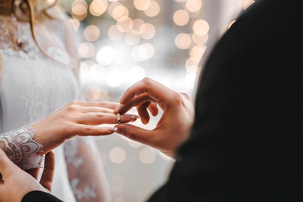 2022對於許多愛侶來說是沾滿喜氣的一年，也有不少網友想參一咖，跟上腳步向另一半來場浪漫的求婚。(示意圖／shutterstock)