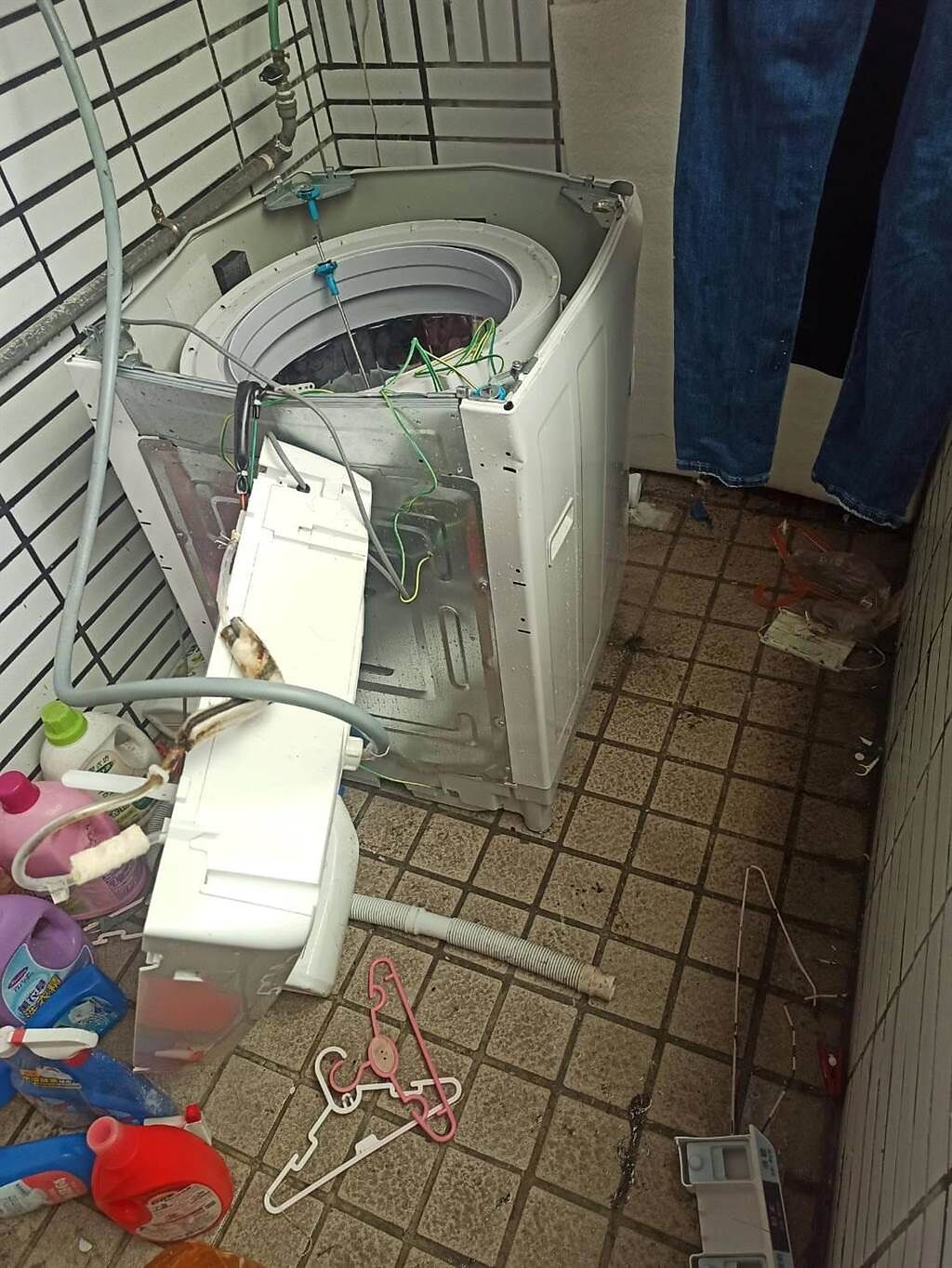 原PO屌是，洗床單保潔墊時洗衣機上蓋突然炸飛，與廠商連繫後卻被告知是人為疏失，不理賠，讓她很生氣PO網。(翻攝自爆料公社)