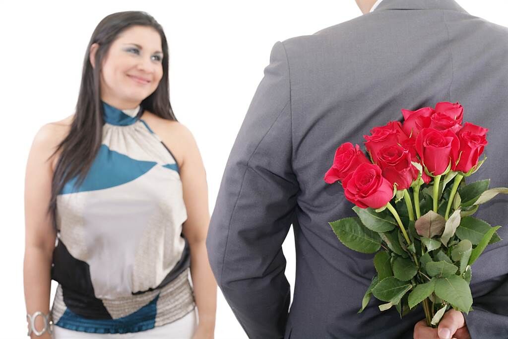 一名女子收到新男朋友情人節送的花，哭笑不得差點崩潰。（示意圖/shutterstock）