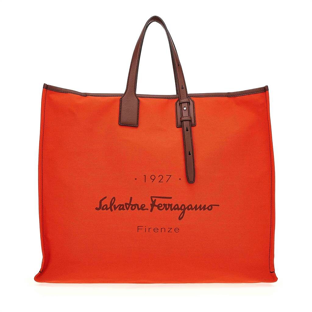 Ferragamo 橘紅色帆布托特包，4萬9500元。（Ferragamo提供）