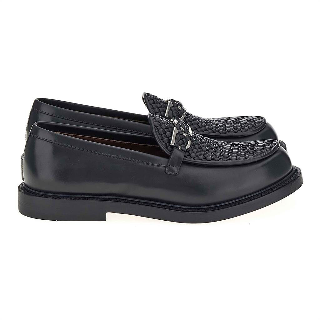 Ferragamo MOCK 黑色牛皮編織皮鞋，6萬7900元。（Ferragamo提供）