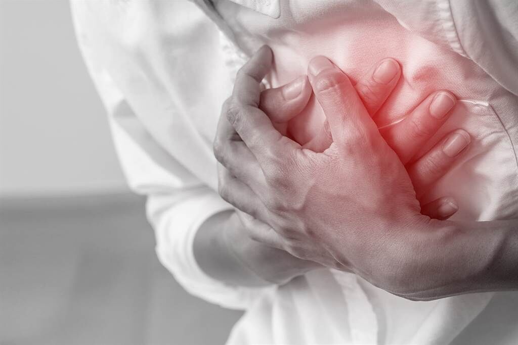 一名男大生半夜胸痛，掛急診檢查發現竟是心肌梗塞，連醫師都吃驚。（示意圖，達志影像）