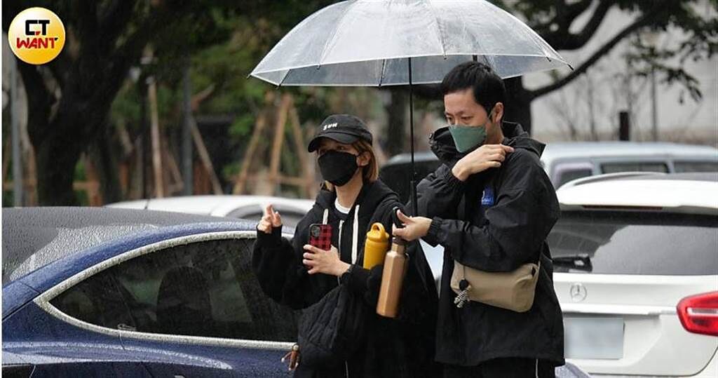 吳怡霈與日籍男友在停車場撐著傘一起去運動。（圖／本刊攝影組）