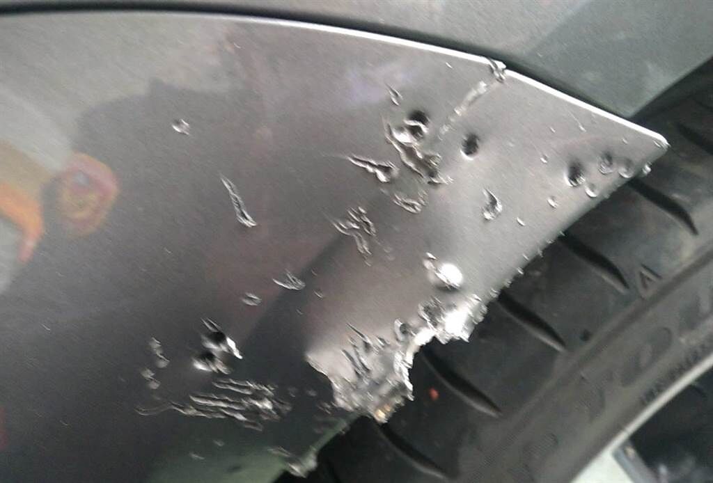 新竹縣新豐鄉一名民眾的車輛葉子板毀損，警方調閱監視器發現，兇手竟是一群狗。（翻攝照片）