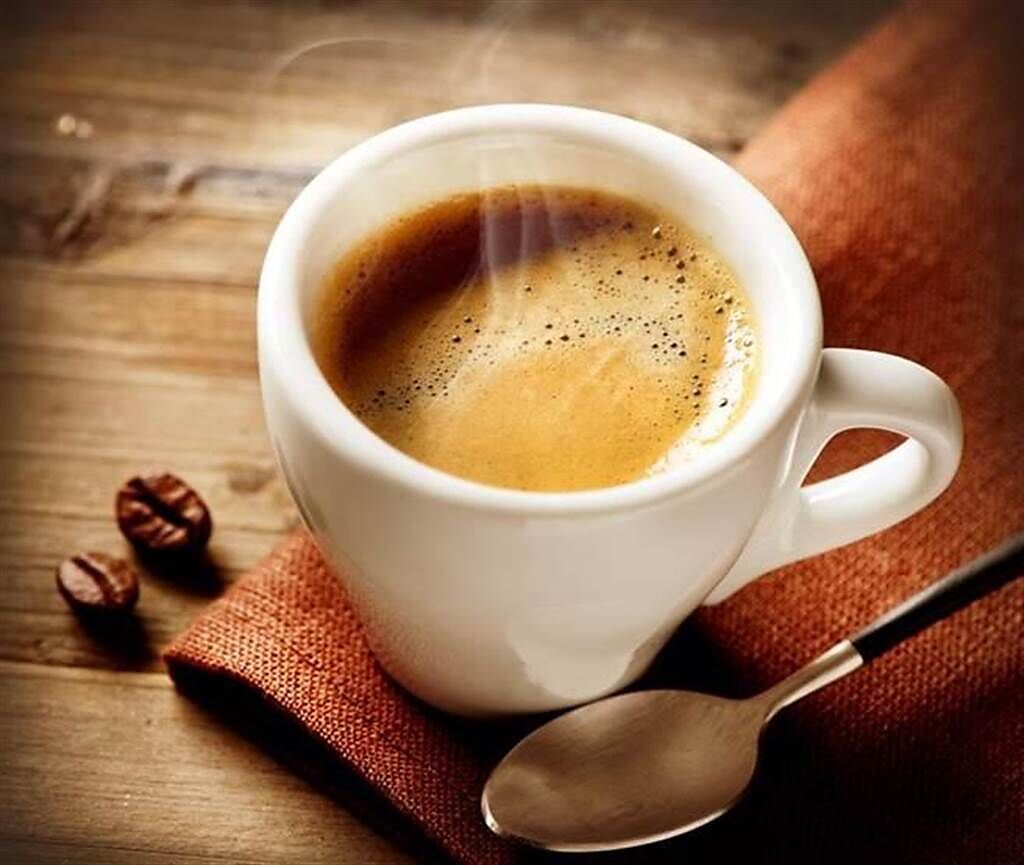 一起床就喝咖啡錯了？營養師曝原因，並透露在2個黃金時段喝，提神效果最好。(示意圖/Shutterstock)