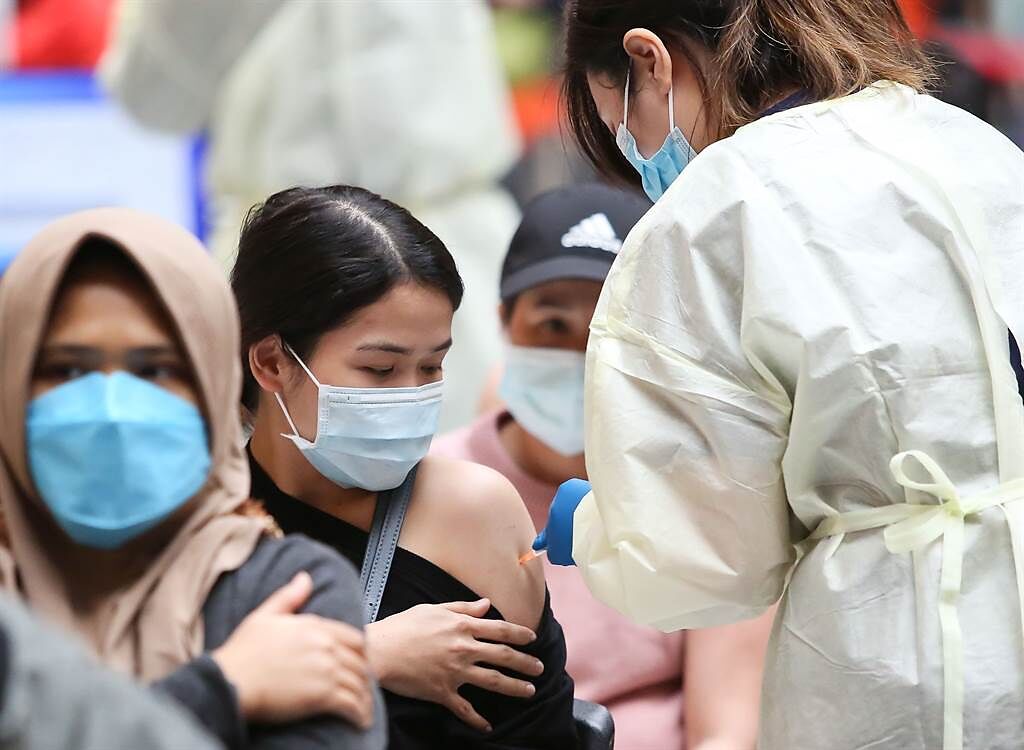 台灣現在接種疫苗最完整的年齡層為18至29歲的族群，這些人的第一劑疫苗覆蓋率已達99％。圖為民眾打疫苗的畫面。（本報系資料照）