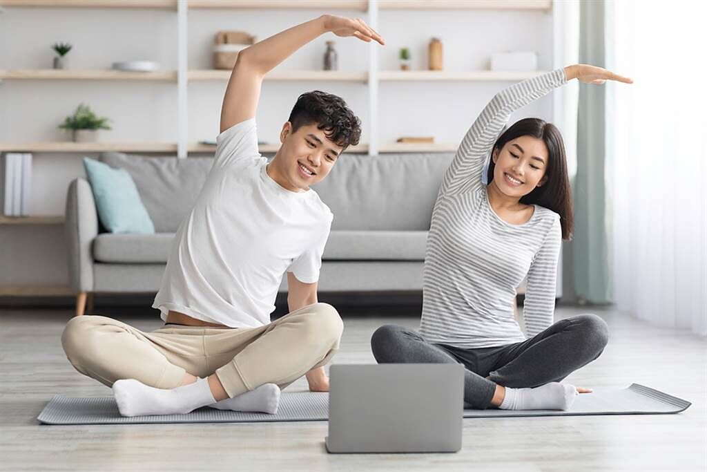 男人更該練瑜珈！專家：真能強化床上表現。(示意圖/Shutterstock)