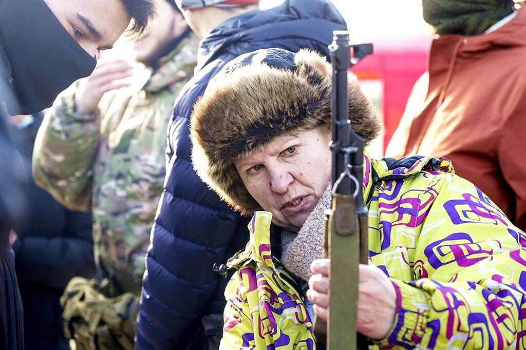 烏克蘭首都基輔也有舉辦教導平民使用步槍的訓練課程，一名阿嬤認真上課。（圖／美聯社）