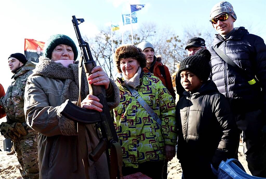 烏克蘭首都基輔也有舉辦教導平民使用步槍的訓練課程，阿嬤們認真上課。（圖／路透社）