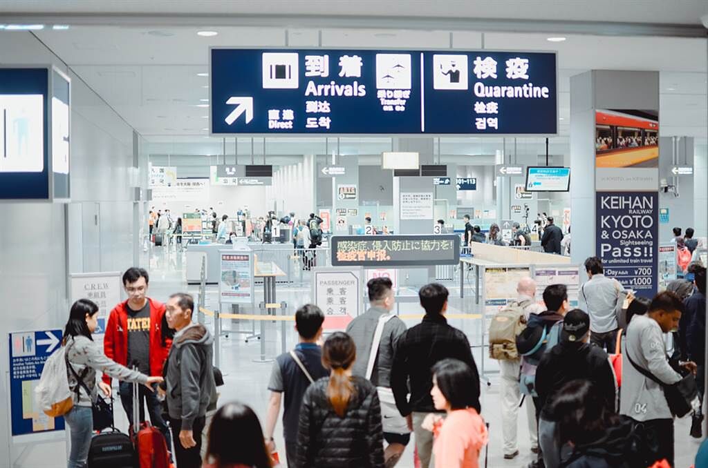 日本政府擬3月起逐步放寬因邊境管制，有條件開放觀光客以外的外國人新申請入境。（示意圖／shutterstock）