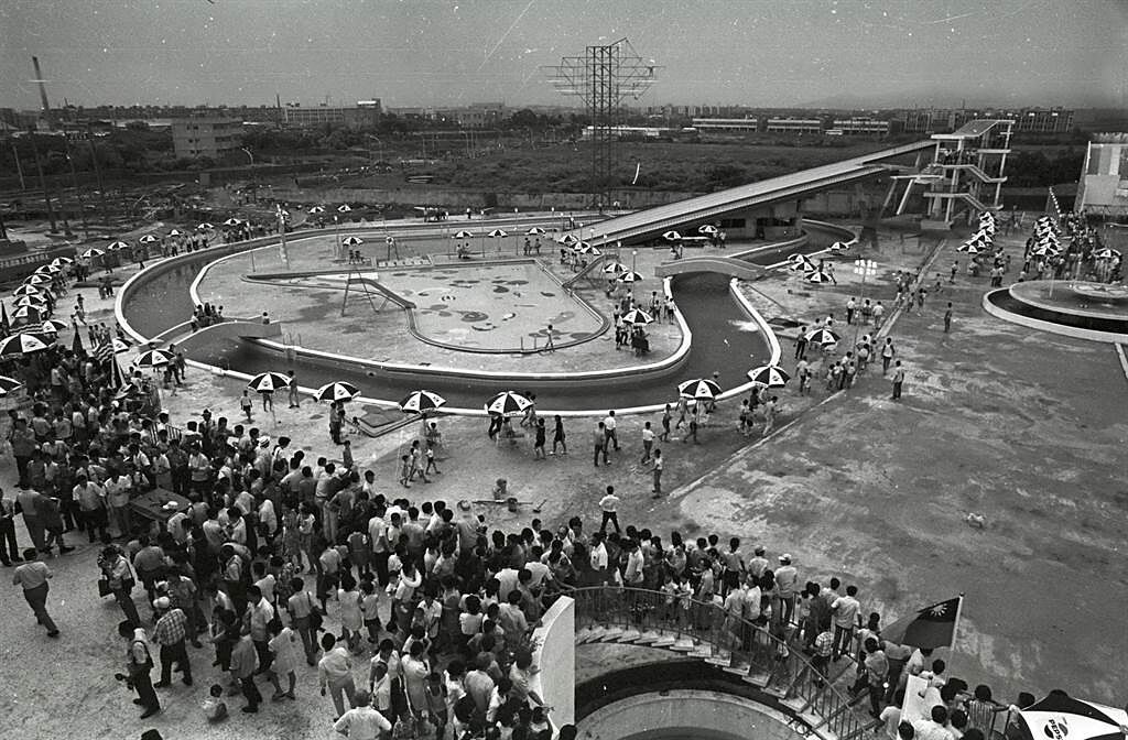 1972年8月2日，位江子翠華江橋旁的大同水上樂園開幕。（資料照／中時攝影組）