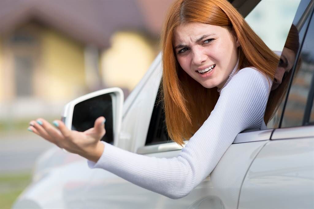 基隆一名趙姓女駕駛不爽被後車按喇叭，便回頭罵對方「X你娘，叭三小」，慘被對方提告公然侮辱。（示意圖／Shutterstock）
