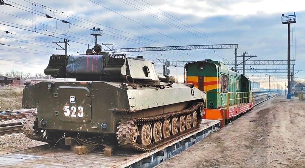圖為俄軍15日結束演習後，將坦克車以鐵路撤離演習區。（摘自俄羅斯國防部官網）