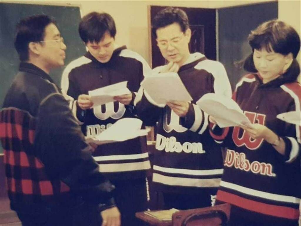 1991年，明金成（左2）、巴戈（右2）、藍心湄（右1）一起主持熱門綜藝節目《雞蛋碰石頭》。（圖／讀者提供）
