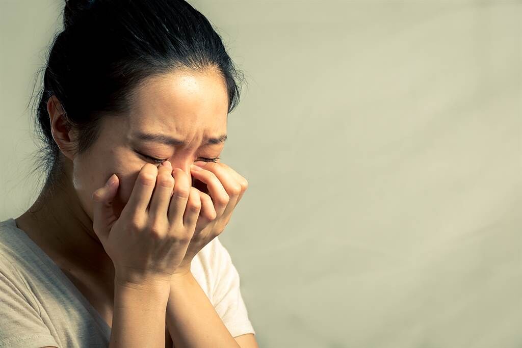 1名女網友崩潰自述只要嘿咻時，就會莫名其妙不斷流淚，不是難過、激動的哭，就是淚腺不自覺不斷分泌，男友曾經發現她做完後直接「淚流滿面」還嚇到。（示意圖/Shutterstock提供）