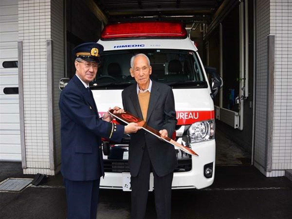 94歲岩橋義正大方捐出7輛救護車 (圖/fnn.jp)
