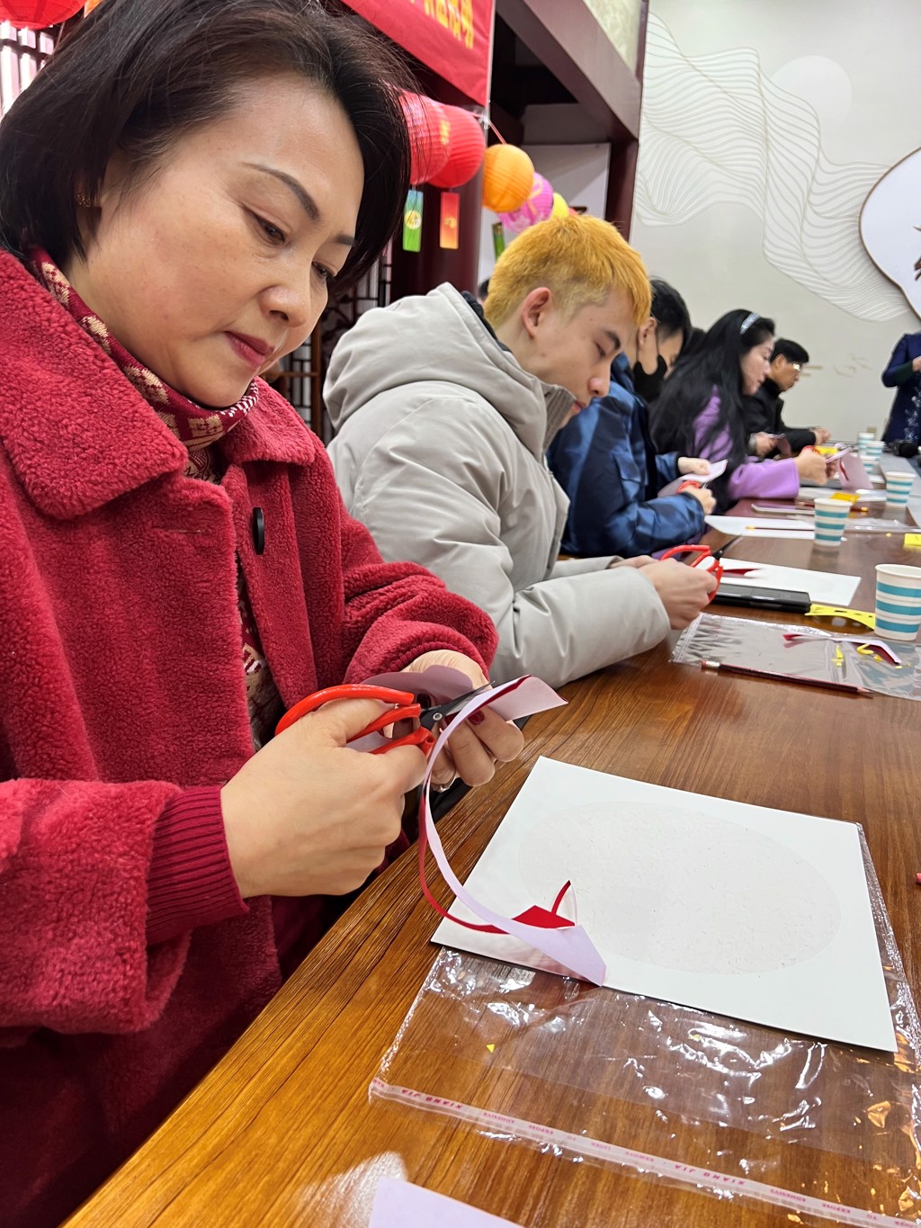兩岸青年學習剪紙藝術。(圖／中國新聞社提供)