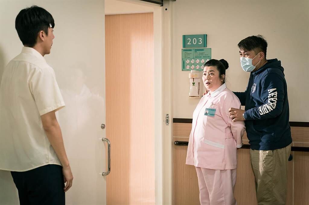 蔡凡熙(左)到醫院探望同學，巧遇同學媽媽林美秀(中)，右為導演張熙明。（羚邦集團提供）