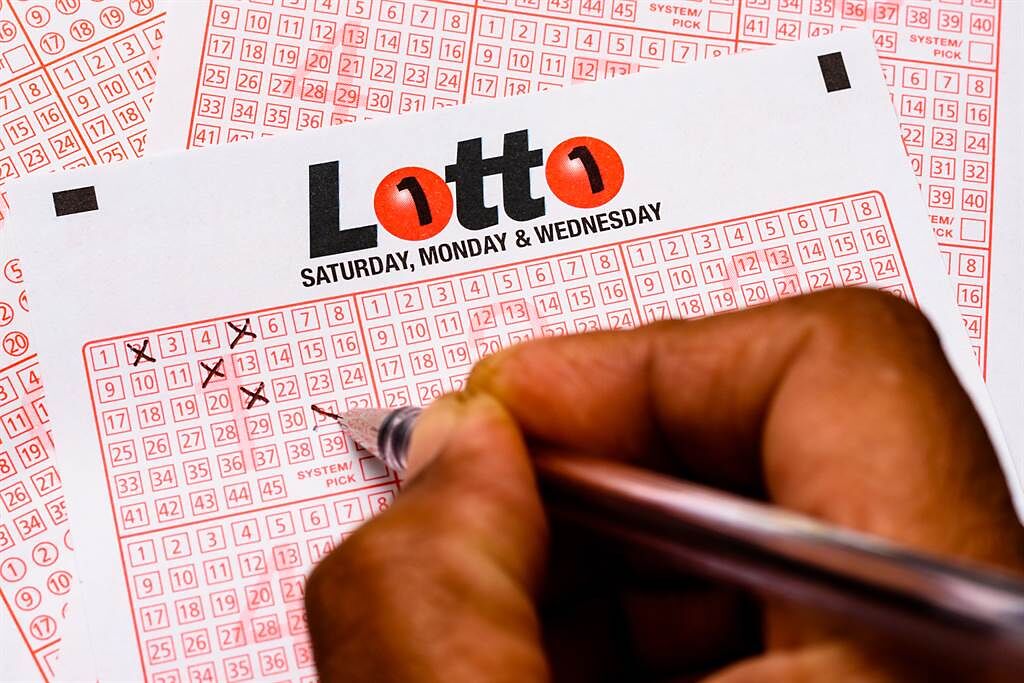 女子接到一通來自奧茲樂透（Oz Lotto）電話，她的人生獲得空前的轉變，意外得知自己中了台幣兩億多。(圖／shutterstock)