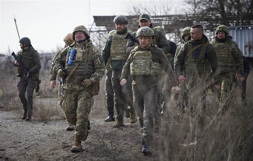 烏克蘭總統澤倫斯基表示，烏克蘭不需要西方軍隊駐紮，並警告外國軍隊的存在只會讓局勢更為緊張，甚至給俄國進攻藉口。圖為澤倫斯基(中)前往頓內次克視察。(圖/美聯社)
