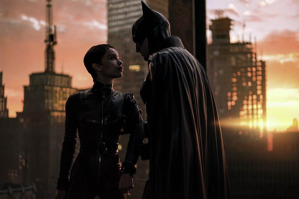 「貓女」柔伊克拉維茲與「蝙蝠俠」羅伯派汀森並肩作戰也互生情愫。（華納兄弟提供）