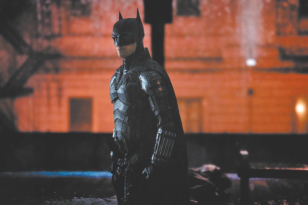 羅伯派汀森飾演高譚市首富家族的繼承者，在夜晚化身為「蝙蝠俠」打擊罪犯。（華納兄弟提供）
