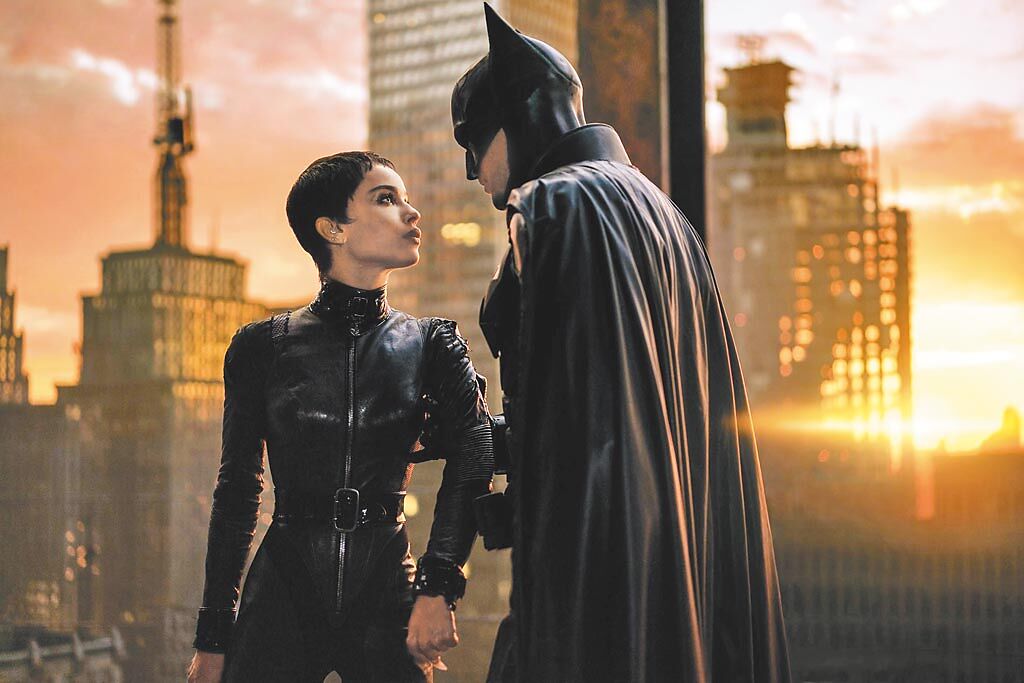 「貓女」柔伊克拉維茲（左）與「蝙蝠俠」羅伯派汀森互動充滿火花。（華納兄弟提供）