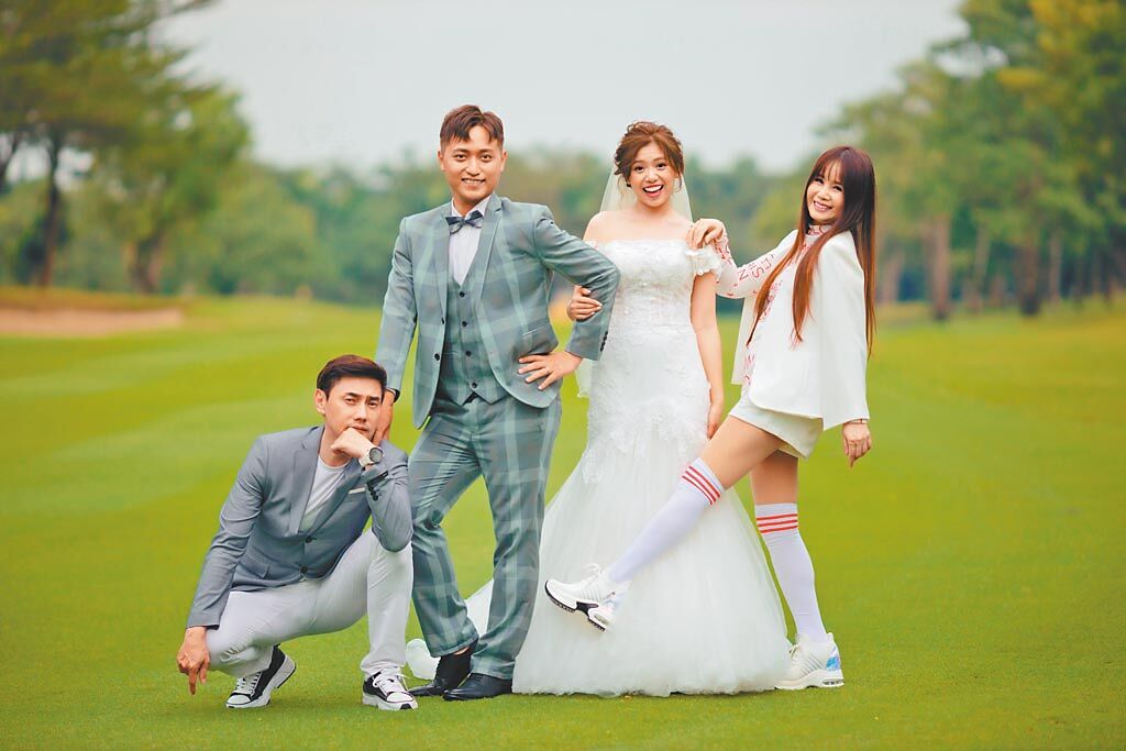 包偉銘（左）與老婆劉依純（右）日前赴台南陪兒子、媳婦拍攝婚紗照。（翰森娛樂提供）