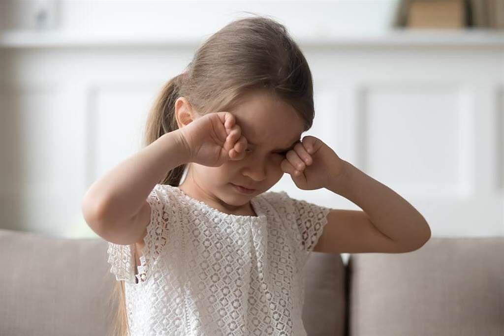 一名女童因視力突然衰退就醫，確診「球後視神經炎」。（示意圖／Shutterstock）