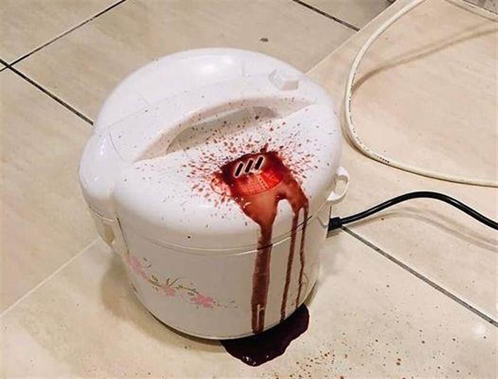 電子鍋煮一半被操到「狂吐血」，驚悚照片曝光。（圖／翻攝自爆廢公社二館）