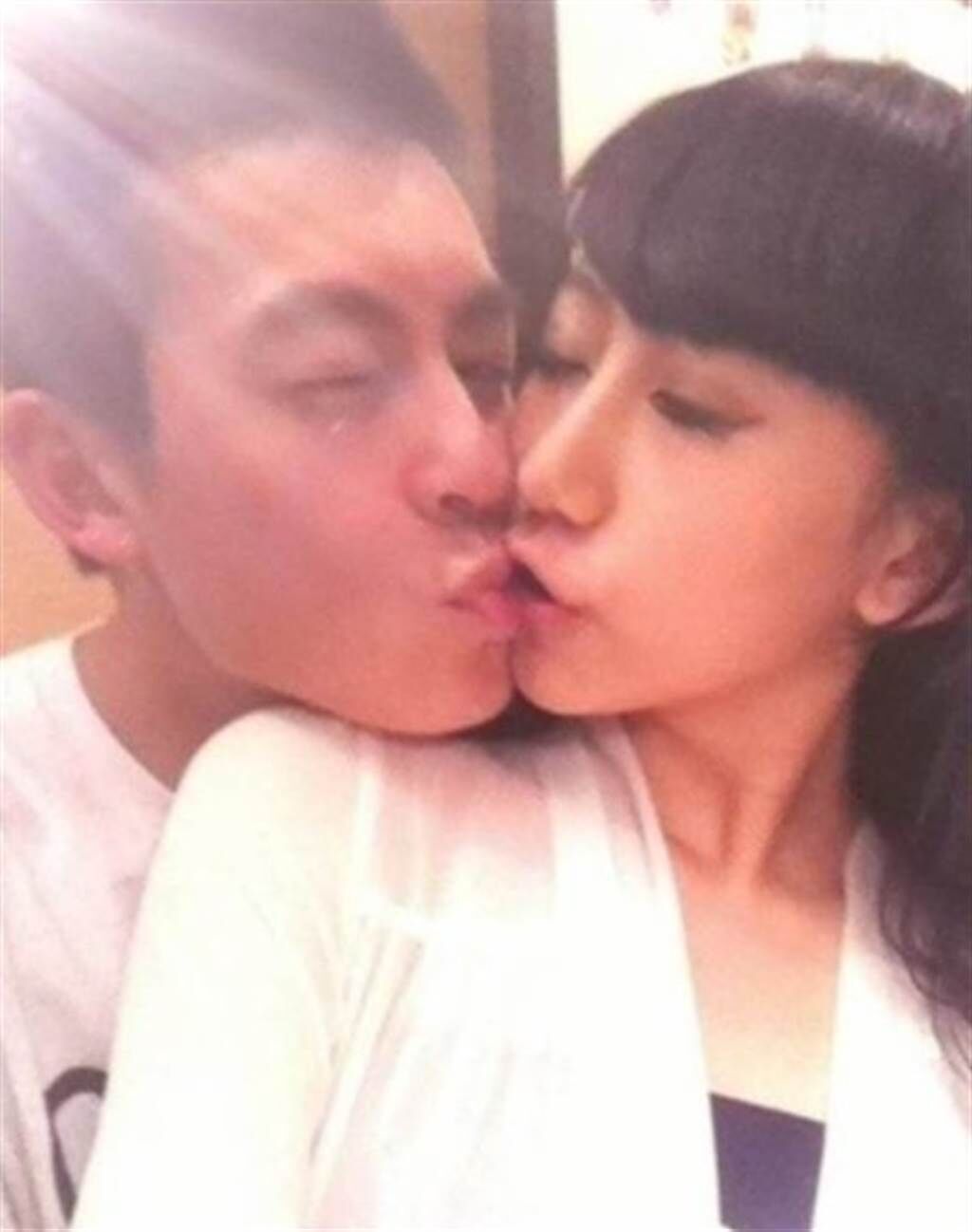 謝熙婷16歲和陳冠希交往，流出的舌吻照轟動一時。（圖／微博）