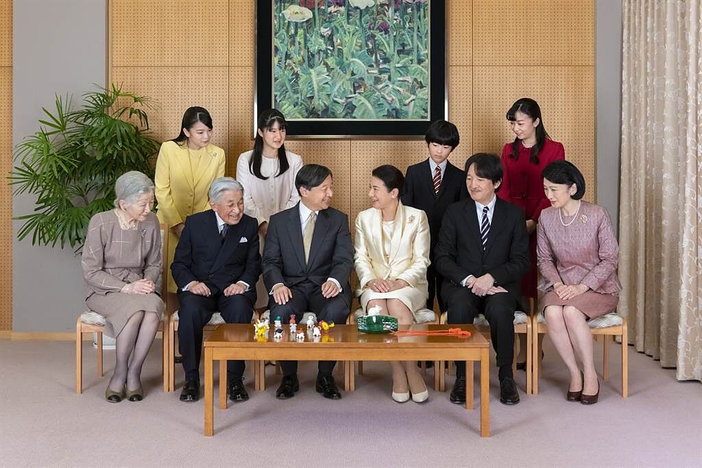 美智子(前排最左)不捨孫女生活困頓，可能會以生前贈與的方式接濟真子。圖為日前皇室闔家照。(圖/路透社)